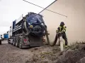 Man använder en sugbil för att tömma en rörledning. Bra sugbil pris kan vara viktigt för projektet.