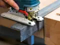En sticksåg från Bosch används för att kapa en metallprofil. Det finns många olika sågar för olika material.