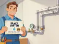 En rörmokare håller upp ett certifikat för "Säker Vatten" bredvid rör med tryckmätare.
