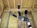Synlig avloppsinstallation med rör och kopplingar, en del av arbetet med luftning avlopp.