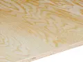Närbild på en skiva vattenfast plywood utomhus med tydliga ådringar i träet. Perfekt för byggprojekt som kräver hållbarhet.