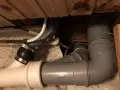 Synligt avloppsrörsystem med böjar och kopplingar, troligen för avluftning toalett.