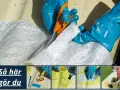 Här visas steg för att laga glasfiber. En person klipper glasfiberväv med en orange sax.