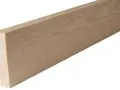 En hyvlad träbit med tydliga årsringar. Perfekt för projekt där exakta hyvlat virke dimensioner är avgörande.