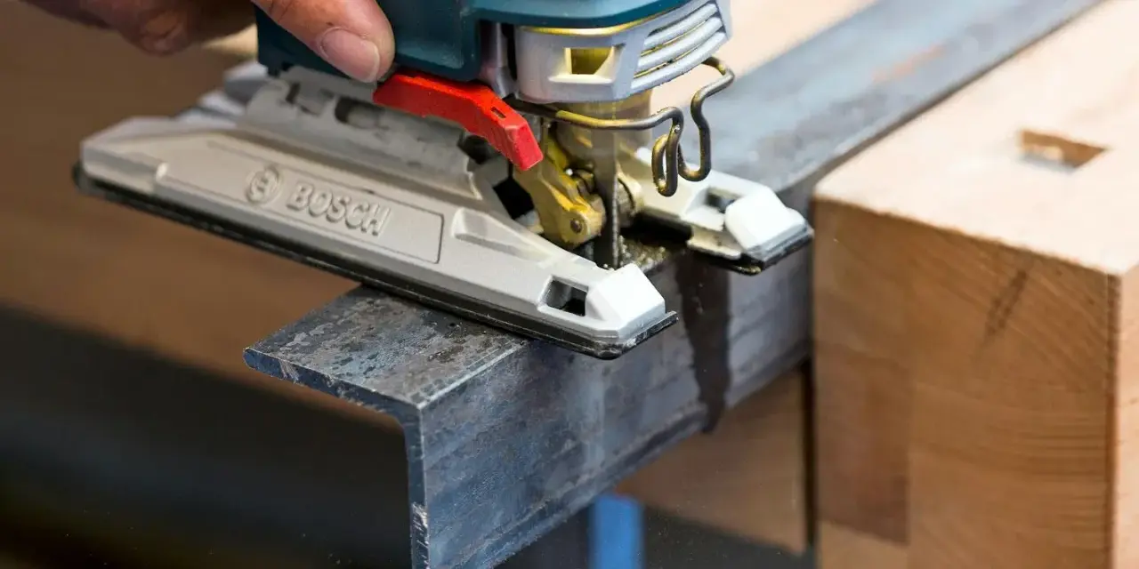 En sticksåg från Bosch används för att kapa en metallprofil. Det finns många olika sågar för olika material.