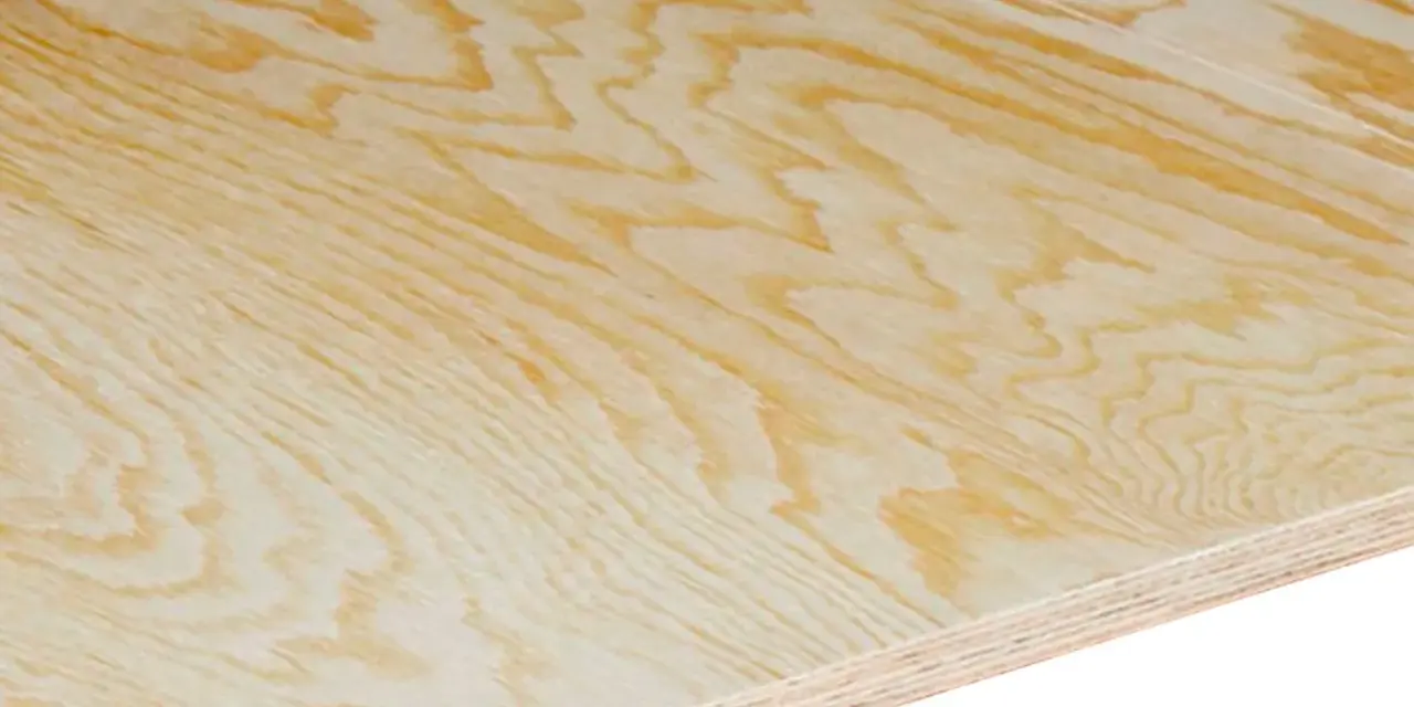 Närbild på en skiva vattenfast plywood utomhus med tydliga ådringar i träet. Perfekt för byggprojekt som kräver hållbarhet.
