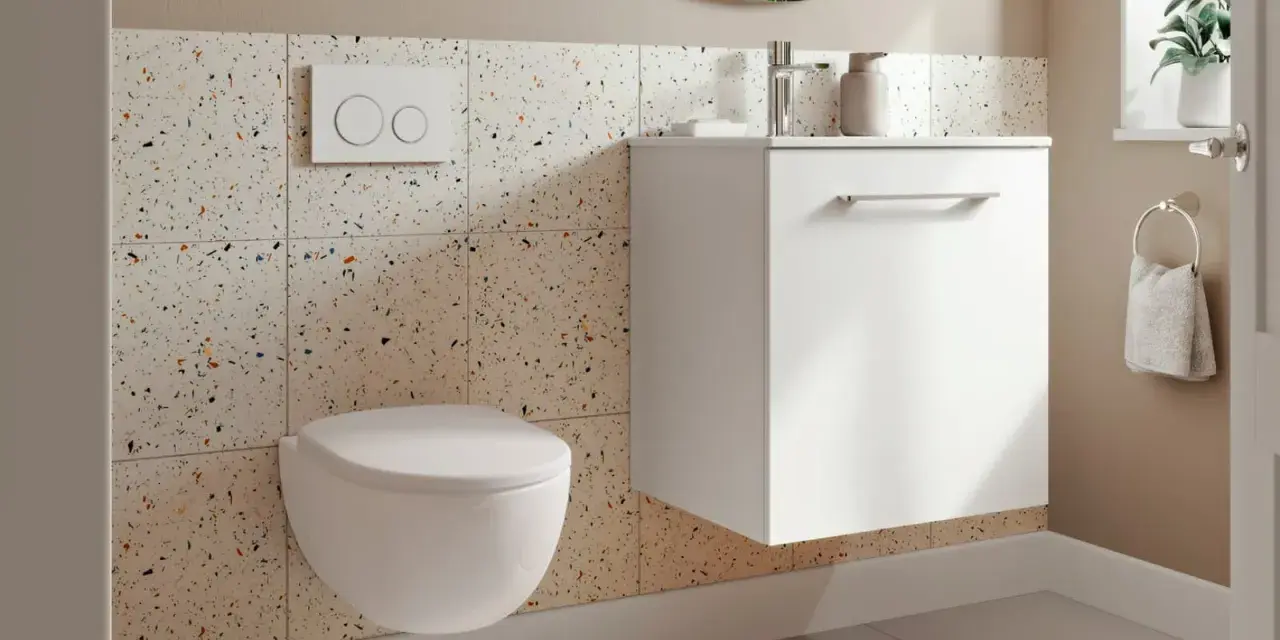 Modernt badrum 3 kvm med vägghängd toalett, vit kommod och kakel med terrazzo-mönster.