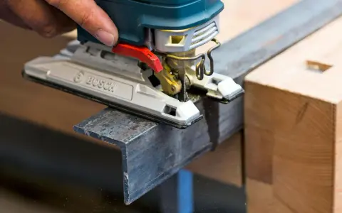 En sticksåg från Bosch används för att kapa en metallprofil. Det finns många olika sågar för olika material.