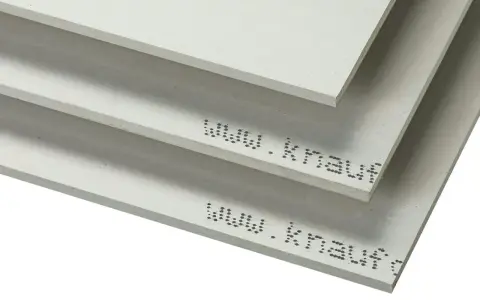 Tre staplade gipsskivor med texten "www.knauf" tryckt på kanten. Olika gipsskiva tjocklek kan ses.