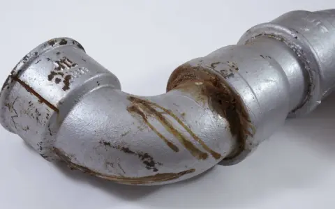 Rostig och sliten rördel visar tydliga nackdelar med relining, som kan dölja underliggande problem.