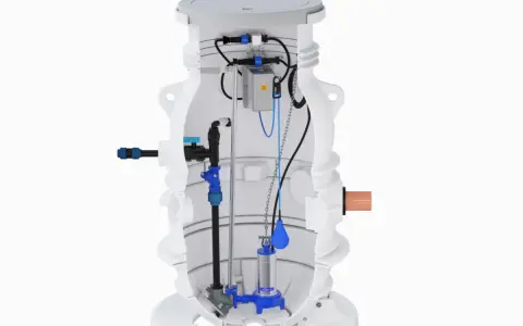 Trekammarbrunn i betong med pump och flottör. En teknisk illustration visar hur systemet fungerar för avloppshantering.