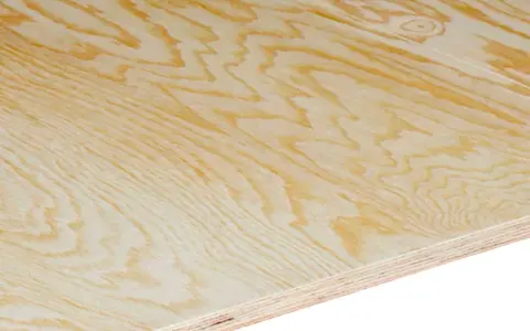 Närbild på en skiva vattenfast plywood utomhus med tydliga ådringar i träet. Perfekt för byggprojekt som kräver hållbarhet.