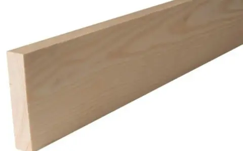 En hyvlad träbit med tydliga årsringar. Perfekt för projekt där exakta hyvlat virke dimensioner är avgörande.