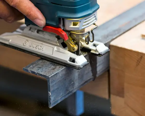 En sticksåg från Bosch används för att kapa en metallprofil. Det finns många olika sågar för olika material.