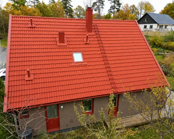 Nytt tak på 200 kvm. Takbyte 200 kvm pris kan variera, men detta röda tegeltak ser gediget ut.
