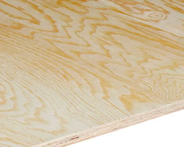 Närbild på en skiva vattenfast plywood utomhus med tydliga ådringar i träet. Perfekt för byggprojekt som kräver hållbarhet.