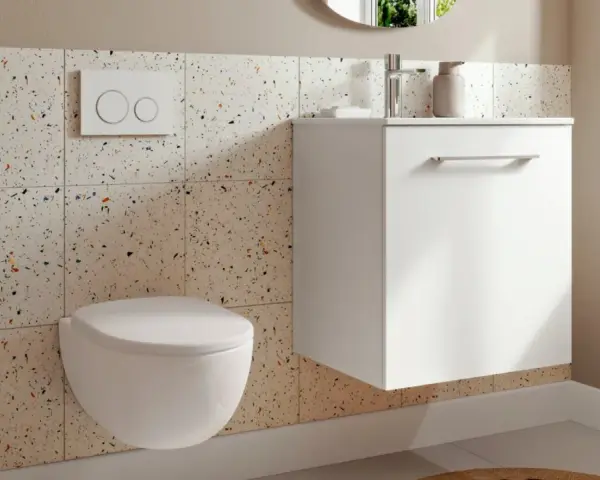 Modernt badrum 3 kvm med vägghängd toalett, vit kommod och kakel med terrazzo-mönster.