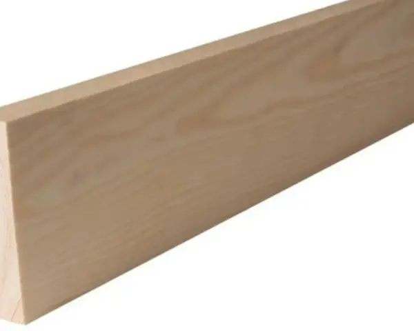 En hyvlad träbit med tydliga årsringar. Perfekt för projekt där exakta hyvlat virke dimensioner är avgörande.