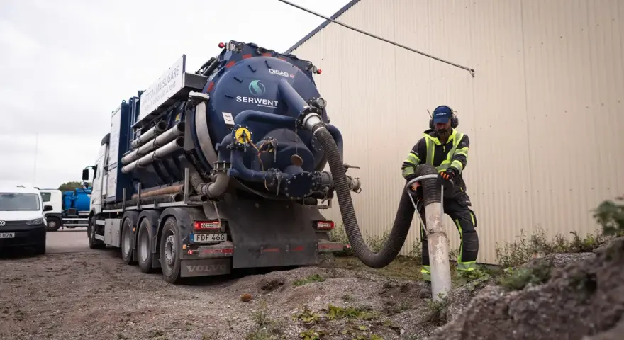 Man använder en sugbil för att tömma en rörledning. Bra sugbil pris kan vara viktigt för projektet.