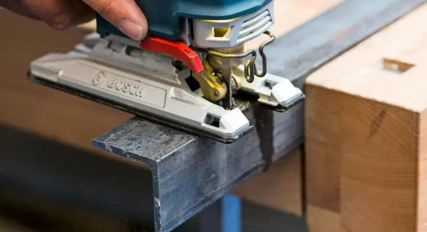 En sticksåg från Bosch används för att kapa en metallprofil. Det finns många olika sågar för olika material.