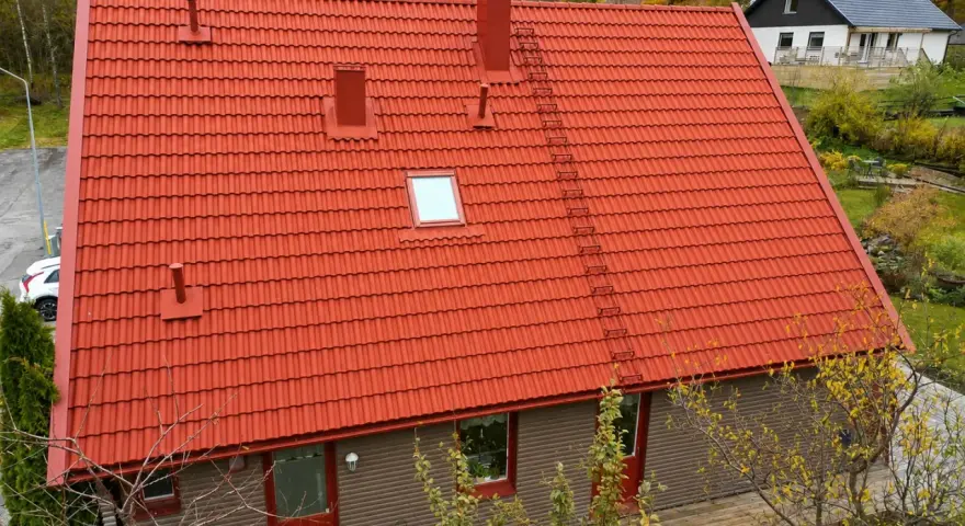 Nytt tak på 200 kvm. Takbyte 200 kvm pris kan variera, men detta röda tegeltak ser gediget ut.