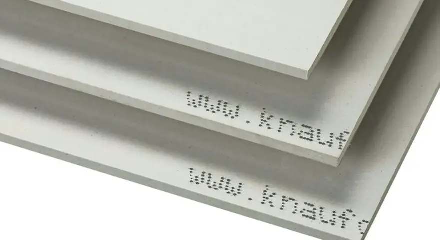 Tre staplade gipsskivor med texten "www.knauf" tryckt på kanten. Olika gipsskiva tjocklek kan ses.