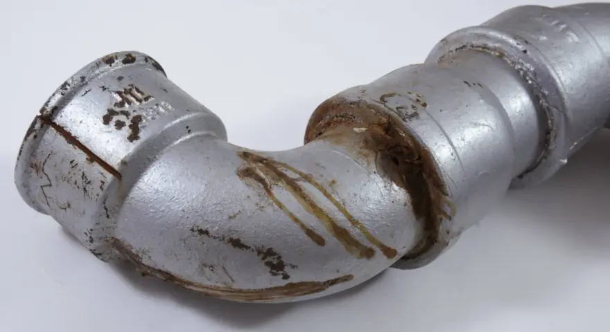 Rostig och sliten rördel visar tydliga nackdelar med relining, som kan dölja underliggande problem.