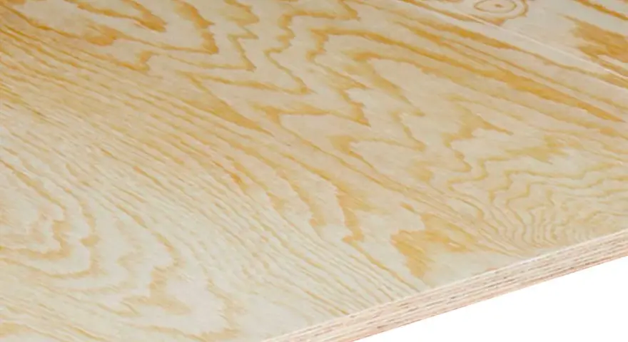 Närbild på en skiva vattenfast plywood utomhus med tydliga ådringar i träet. Perfekt för byggprojekt som kräver hållbarhet.
