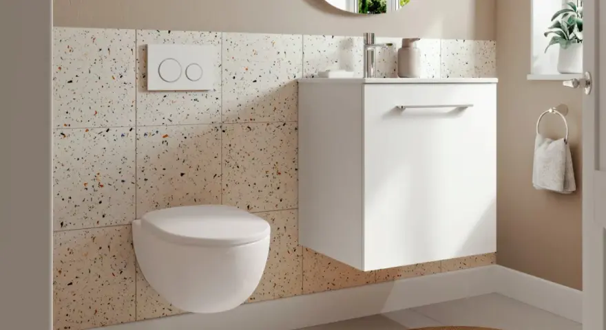 Modernt badrum 3 kvm med vägghängd toalett, vit kommod och kakel med terrazzo-mönster.