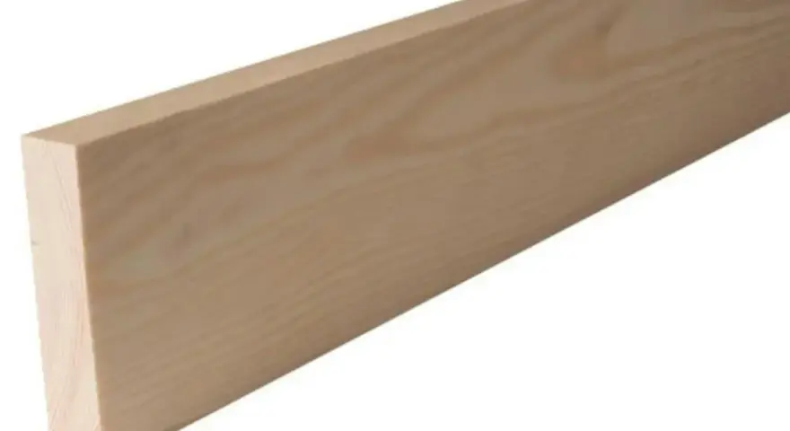 En hyvlad träbit med tydliga årsringar. Perfekt för projekt där exakta hyvlat virke dimensioner är avgörande.
