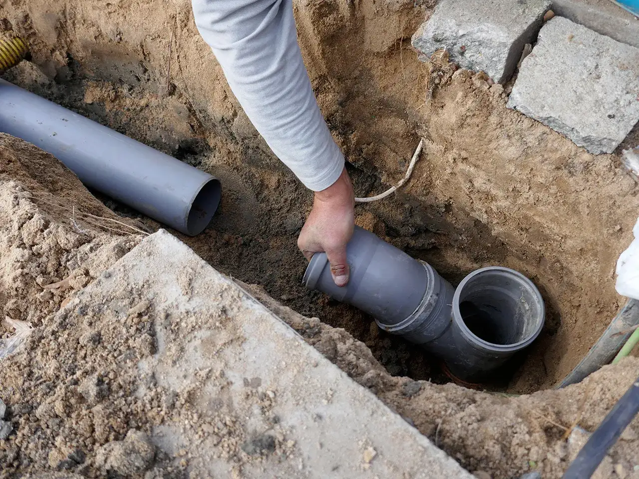 Arbetare installerar nya rör vid ett stambyte. En stor kostnad, men nödvändigt för husets framtid.