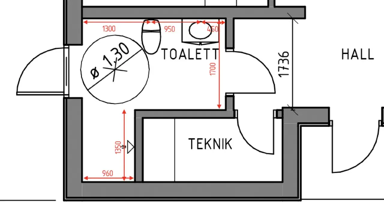 Ritning av ett badrum med mått. Visar toalett, handfat och teknikrum. Kontrollerar boverkets byggregler minsta mått badrum.