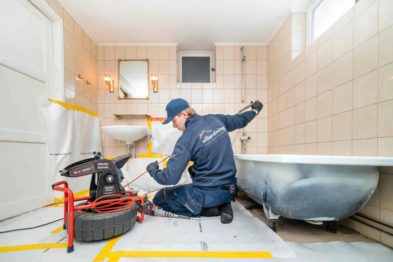 En rörmokare inspekterar avlopp med kamera. Nackdelar med relining kan vara att det kräver noggrann inspektion.
