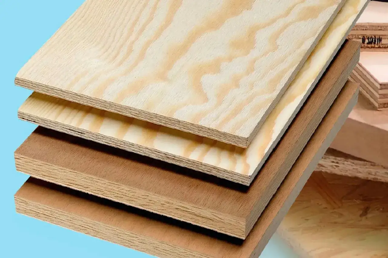 Flera lager av plywood och spånskiva utomhus, redo för byggprojekt.