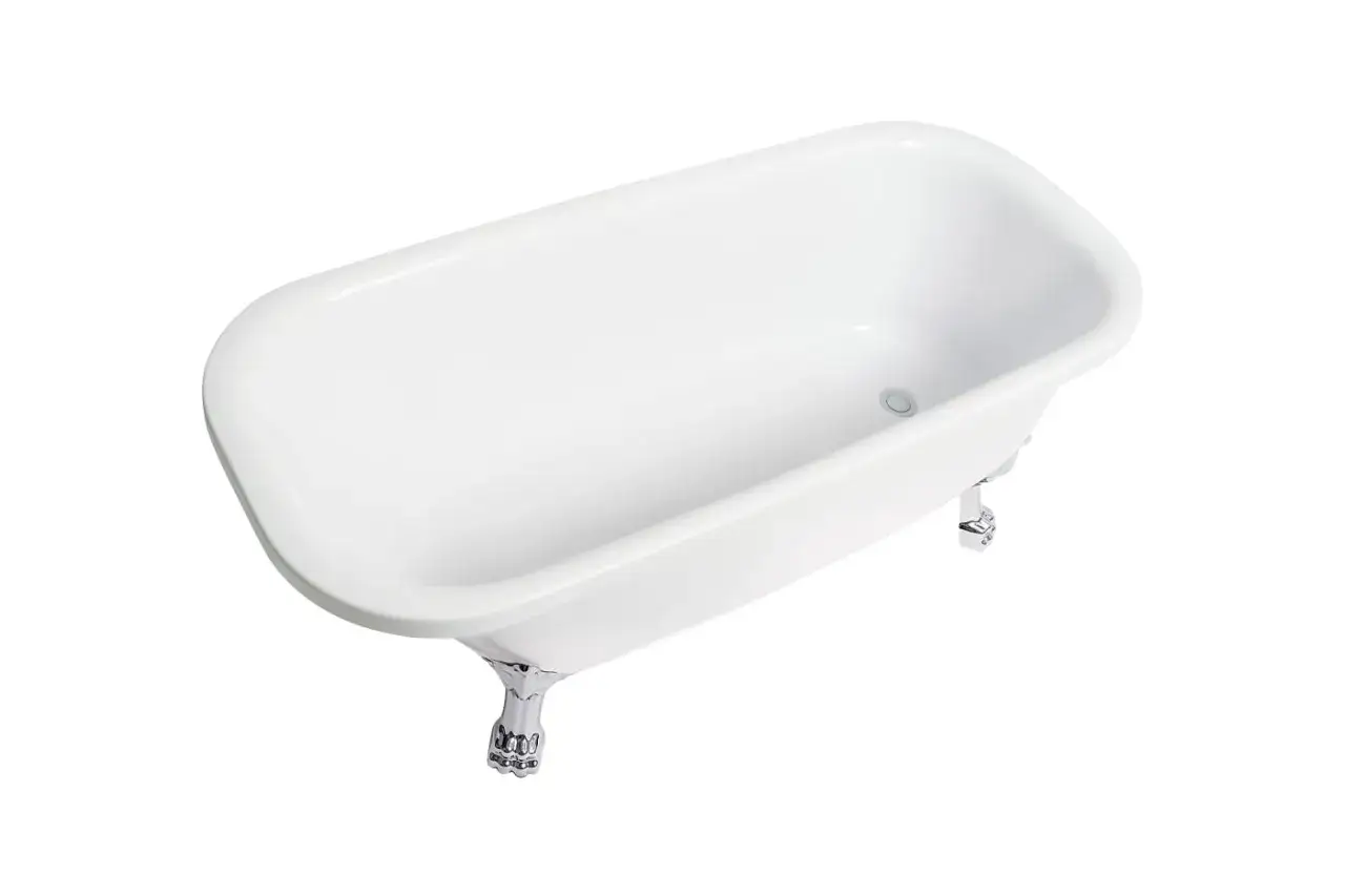 Vitt fristående badkar med kromade lejontassar. Perfekt för dig som vill installera badkar och skapa ett lyxigt badrum.