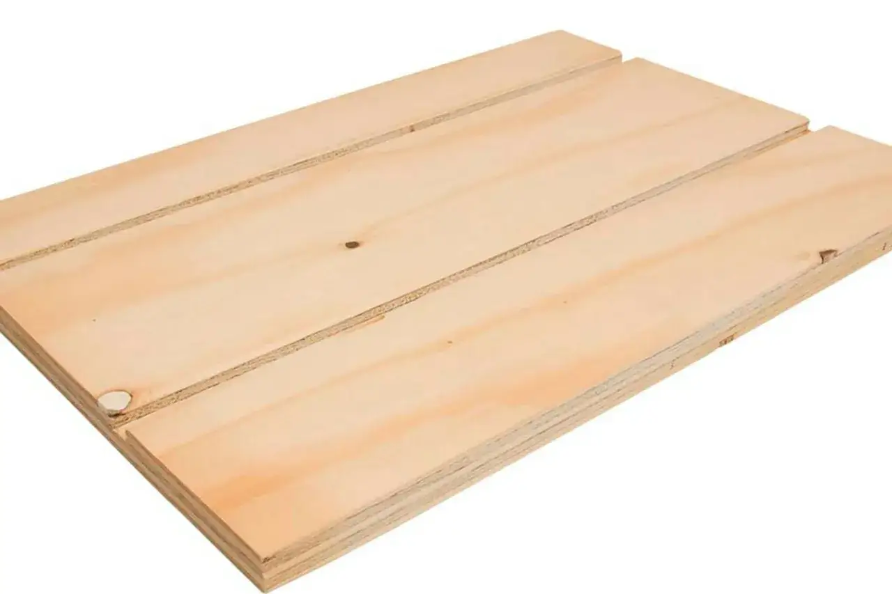 Vattenfast plywood utomhus, perfekt för altanen eller båten. Ljus träyta med synliga lager.