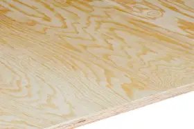 Närbild på en skiva vattenfast plywood utomhus med tydliga ådringar i träet. Perfekt för byggprojekt som kräver hållbarhet.