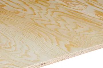 Närbild på en skiva vattenfast plywood utomhus med tydliga ådringar i träet. Perfekt för byggprojekt som kräver hållbarhet.